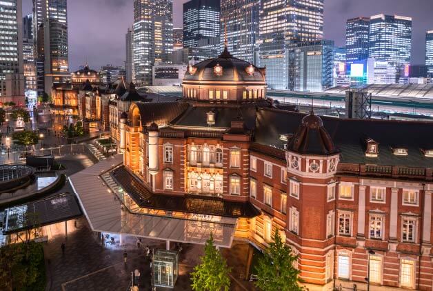 夜景のなかで東京駅が目立つ様子
