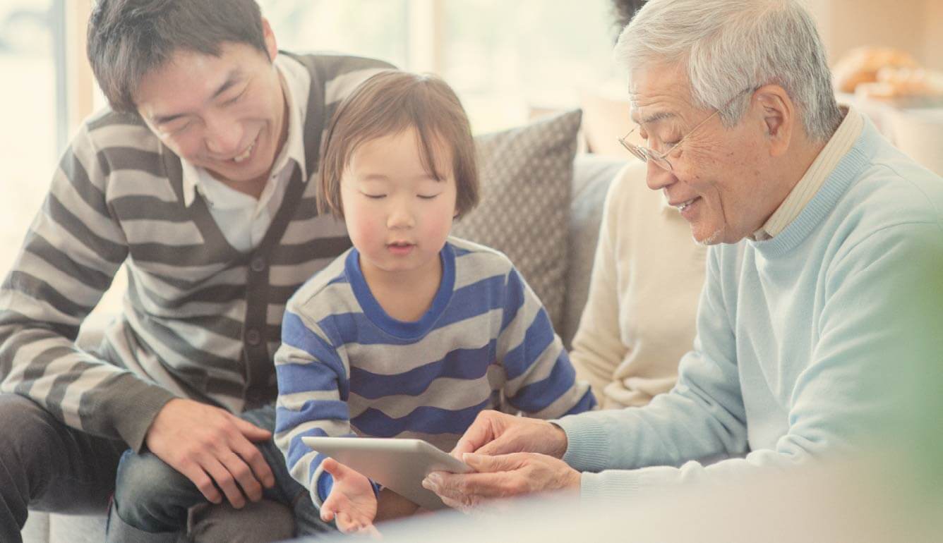 祖父を招いて団欒としている様子