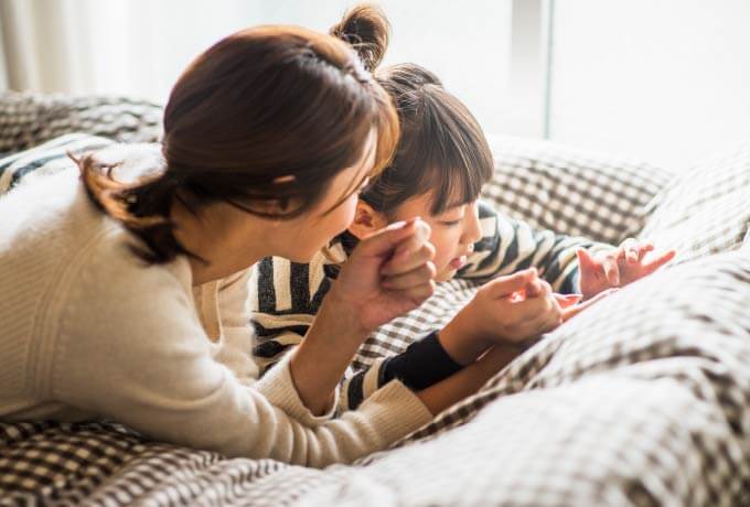 大人と子どもが戯れる様子