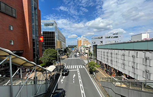 「茅ヶ崎」駅へほぼフラットアプローチで徒歩9分。歩道が確保され安全