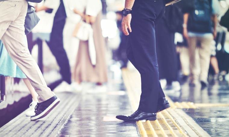 ホームから電車に乗る人々