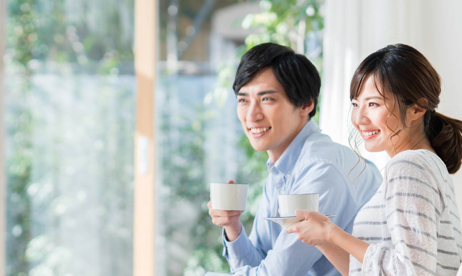 夫婦二人が笑う様子