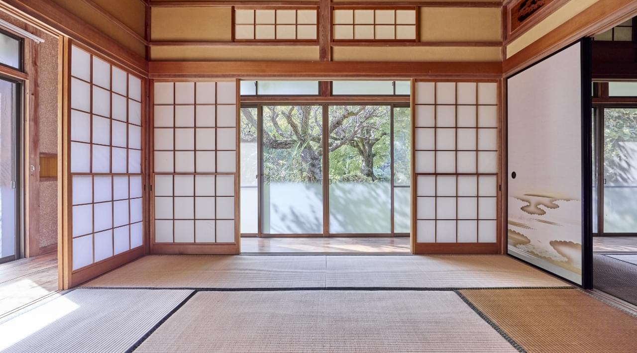 木漏れ日が降り注ぐ和室からは美しい庭が眺められる