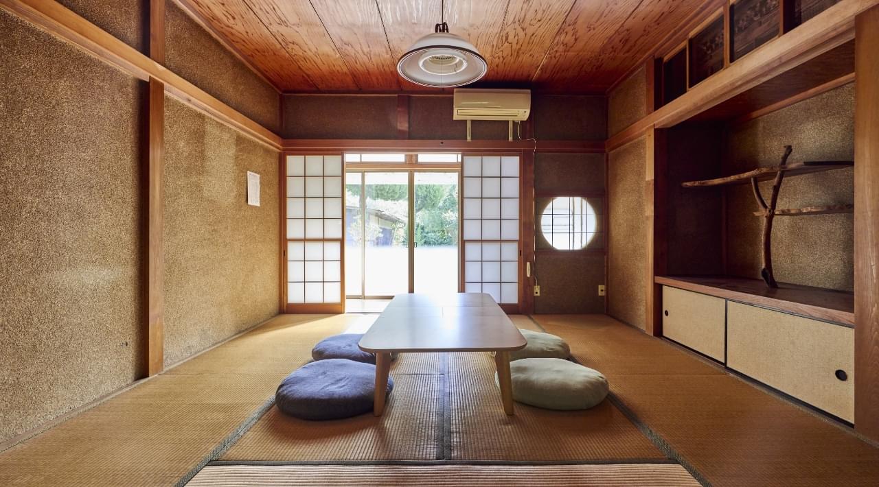 日本家屋の居間は土壁や畳の香りのするどこか懐かしい空間