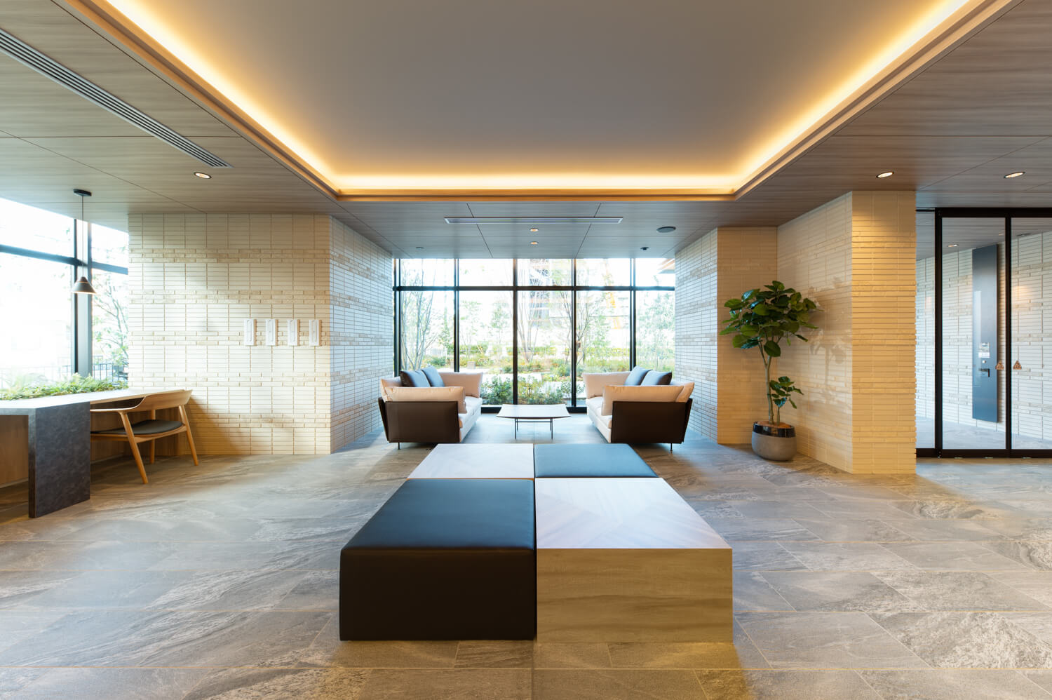 エントランスラウンジ（2025年12月撮影）