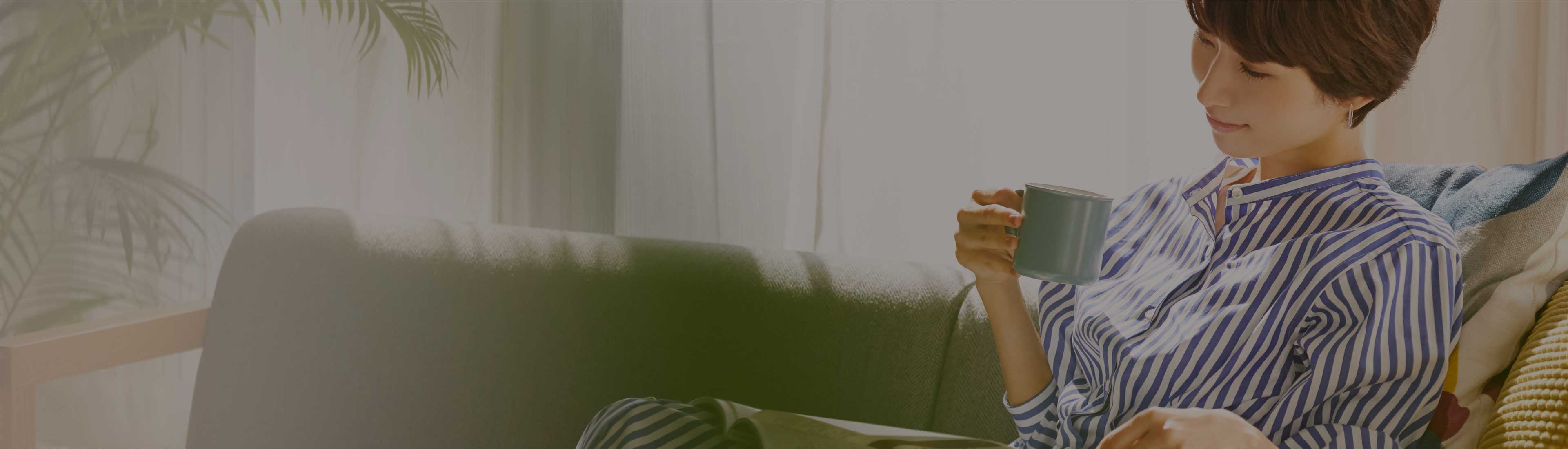 読書をしながらくつろいでいる女性