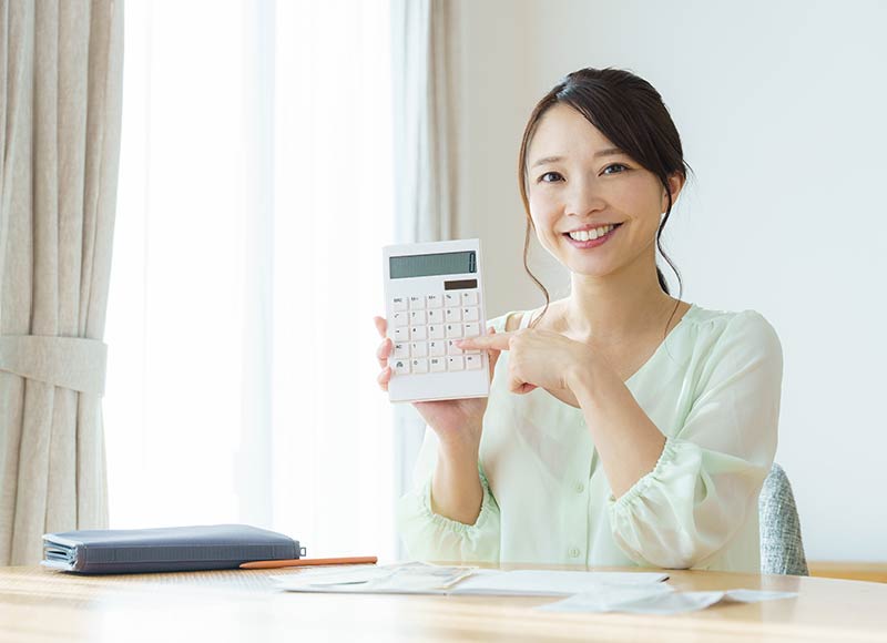 計算機を持つ女性